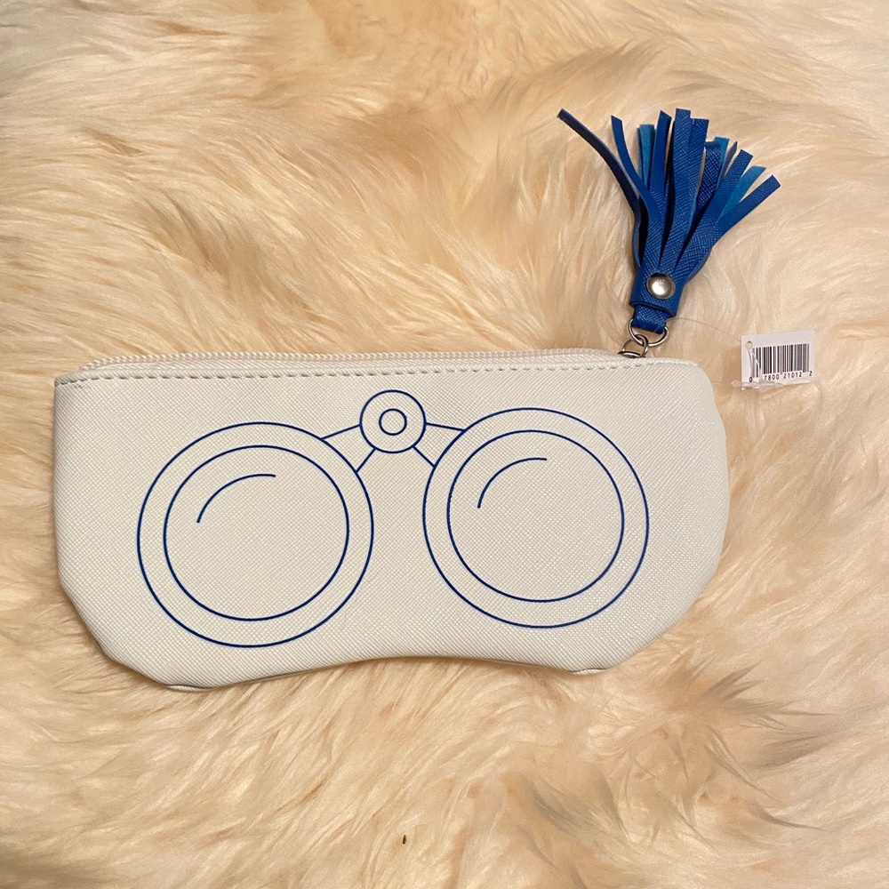 Glasses holder pouch from shopper